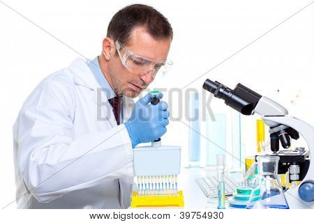 Labor-Wissenschaftler arbeiten bei Lab mit Multi-Kanal-pipette