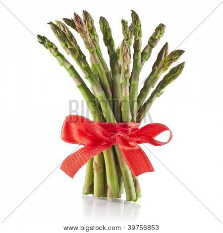โบว์ริบบิ้นห่อสีแดงบนพื้นหลังสีขาวพวงหน่อไม้ฝรั่ง