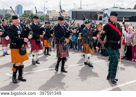 Moscow, Museon Park, September 4, 2016: Parade Of The Orchestra Of Scottish Pipers In Traditional Fo