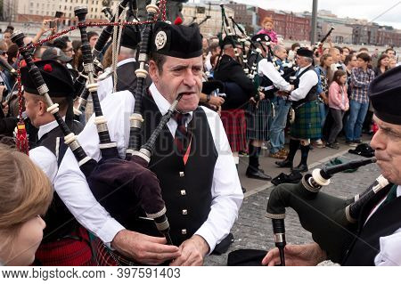 Moscow,museon Park,september 4, 2016:a Group Of Scottish Pipers Play Their Traditional Music. Scotti