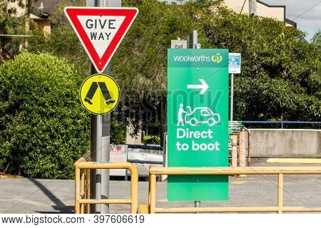 Sydney, Australia 2020-11-19 Woolworths Supermarket Offer Click And Collect Contactless Delivery Dir