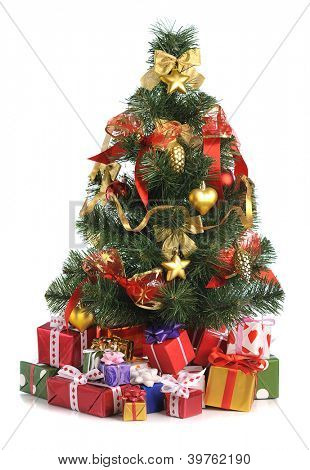 árbol de Navidad decorado con regalos, aislados sobre fondo blanco
