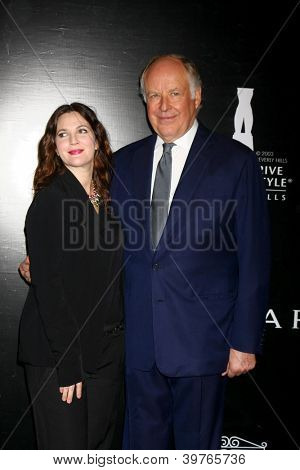 LOS ANGELES - Aralık 5: Drew Barrymore, Nicola Bulgari Rodeo Drive yürümek ve stil Honori için geldi