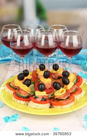 Canapés e vinhos no restaurante