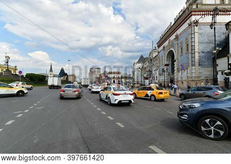 Moscow, Russia -06 Aug 2020. Taxi Traffic On The Square In Front Of The Kazansky Railway Station