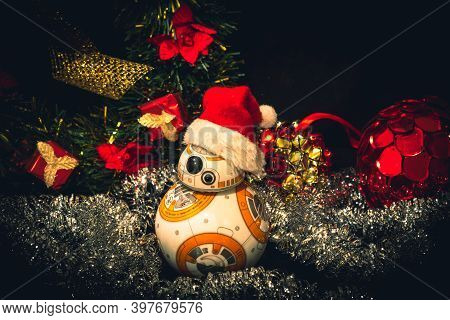 Caba, Argentina, November 28, 2020: Lovely Droid Bb-8 From Star Wars, Wearing A Christmas Hat Surrou