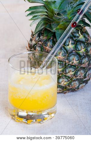 succo di ananas fresco freddo estratta in un frutto di ananas