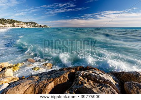 Azure Sea e Beuatiful praia na Riviera francesa, agradável, França