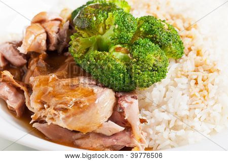 carne di tacchino, condita con sugo su un lato e broccoli al vapore
