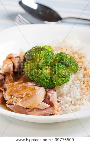 carne di tacchino, condita con sugo su un lato e broccoli al vapore