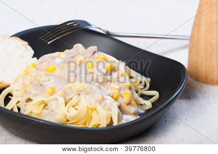 pasta di mais cremoso con pane in un piatto nero