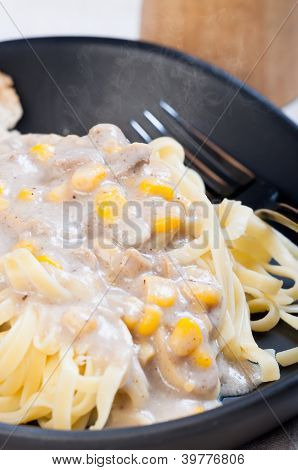 pasta di mais cremoso con pane in un piatto nero