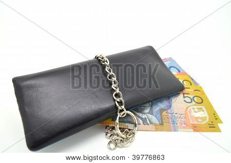 Černá kožená peněženka s lock a některých bankovek