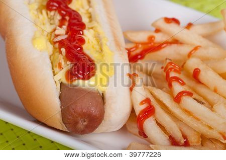 panino Hot Dog con patatine fritte