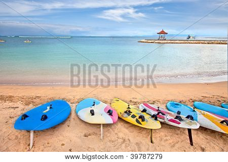 Planches de surf sur l'idyllique tropicale sable Nusa Dua beach, Bali, Indonésie.
