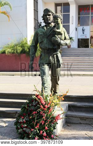 Santa Clara, Cuba - February 21, 2011: Che Guevara Holding A Child - Statue In Santa Clara, Cuba. Th