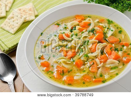 Sopa de macarrão de galinha