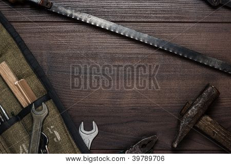 Vecchi strumenti di costruzione Rusty sullo sfondo in legno