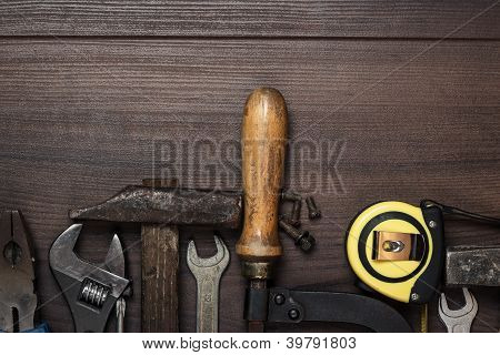 Strumenti di costruzione sullo sfondo in legno marrone