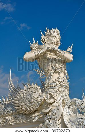 Native thailandsk stil kæmpe Statue i Wat Rong Khun, Chiang Rai provinsen, nordlige Thailand