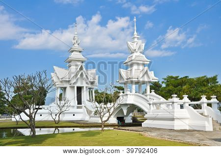Slavný Bílý kostel v severním Thajsku Wat Rong Khun, Chiang Rai provincie,