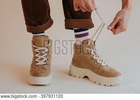 Model fixing shoelaces suede hiking boot