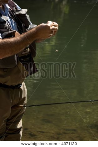 Pescatore preparare l'esca o al volo