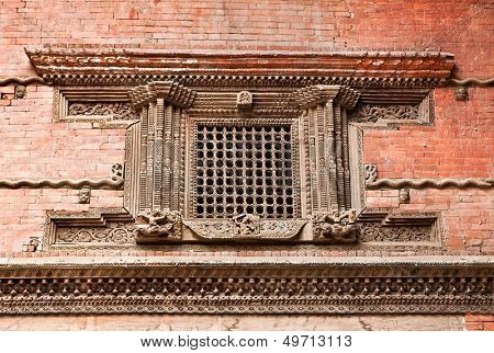Finestra in legno intagliata su Hanuman Dhoka vecchio Royal Palace Durbar Square a Kathmandu, Nepal.