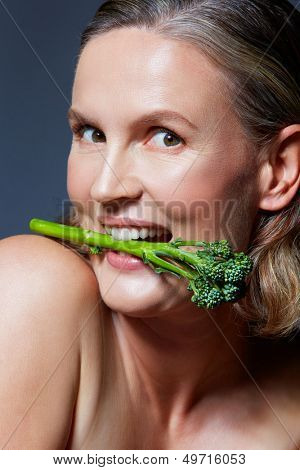mooie veertig jaar oude vrouw met natuurlijke make-up en gezonde huidtextuur op blauw grijs studio bac