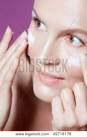 krásný čtyřicet letá žena s přírodní make-up a zdravou kůži textury na růžové studio poz