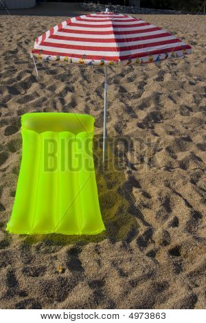 Materassino e ombrellone in spiaggia