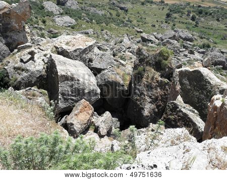 Collapse of huge rocks as a result of an earthquake