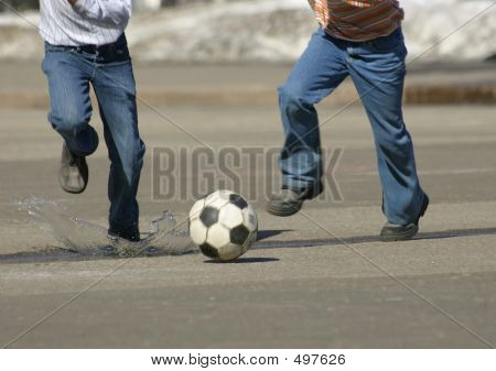 A correr detrás de una pelota.