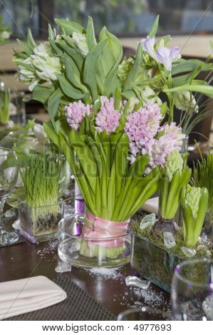 Kytice Tulipán a Hyacinth v vázy ze skla. Jídelní stůl dekorace.