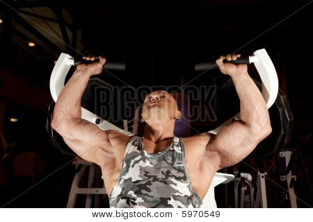 Bodybuilder ในห้องฝึกอบรม