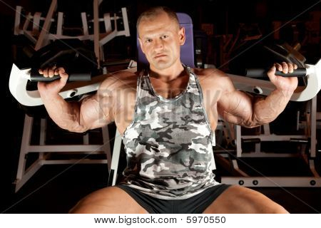 Bodybuilder ในห้องฝึกอบรม
