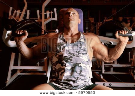 Bodybuilder ทำยกน้ำหนักในโรงยิม