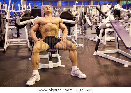 Bodybuilder อยู่ในห้องฝึกอบรม