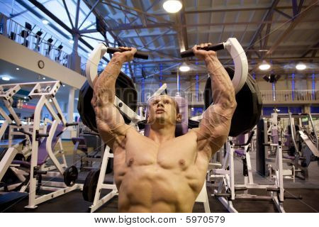 Bodybuilder ทำยกน้ำหนักในโรงยิม