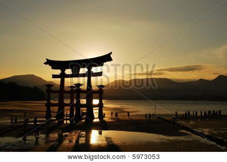 Torii poort van een tempel tijdens zonsondergang