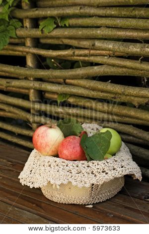 Punaisia omenoita hattu