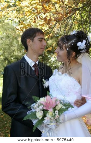 รอยยิ้ม แต่งงาน ความรัก Newlywedses ความอาย เจ้าสาว