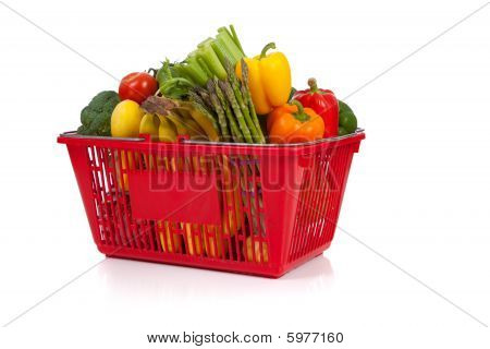 Shopping panier Oveflowing avec des légumes frais