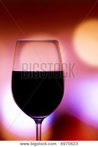 在明亮的背景上的红葡萄酒杯
