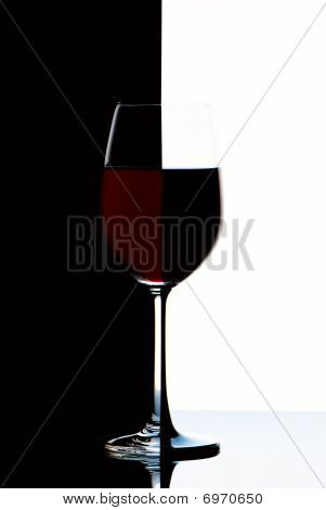 黑色和白色背景上的红葡萄酒杯