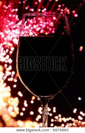 在明亮的背景上的红葡萄酒杯