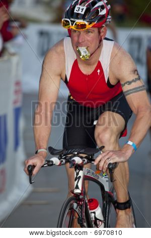 Zawodnik wyścigów w Arizonie Ironman Triathlon