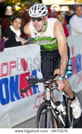 คู่แข่งที่แข่งใน Arizona Ironman ไตรกีฬา