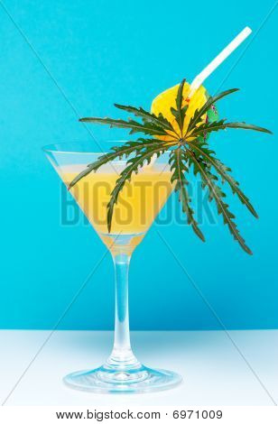 蓝色背景上的鸡尾酒