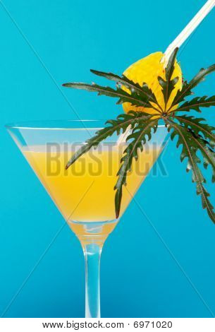 蓝色背景上的鸡尾酒
